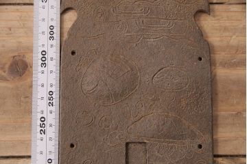 アンティーク雑貨　縁起の良いモチーフがたくさん描かれた蔵戸の飾り金具(ディスプレイ雑貨、蔵戸パーツ)(R-047648)