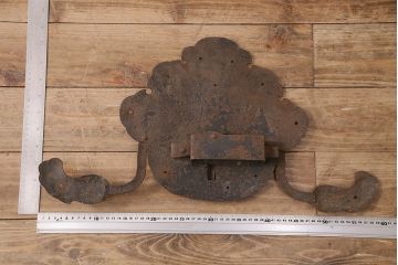 アンティーク雑貨　縁起物の巾着をモチーフにした蔵戸の飾り金具(ディスプレイ雑貨、蔵戸パーツ)(R-047655)