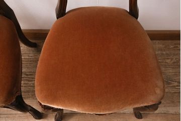 イギリスアンティーク　彫りがアクセントになったマホガニー材製のバルーンバックチェア2脚セット(ダイニングチェア、椅子)(R-047656)