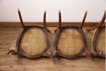 イギリスアンティーク　ウォールナット材　繊細なレリーフが目を引くエレガントな佇まいのチェア5脚セット(バルーンバックチェア、ダイニングチェア、椅子)(R-047659)