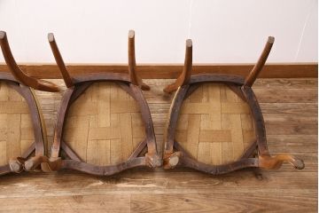 イギリスアンティーク　ウォールナット材　繊細なレリーフが目を引くエレガントな佇まいのチェア5脚セット(バルーンバックチェア、ダイニングチェア、椅子)(R-047659)