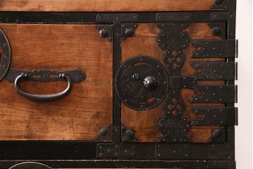 アンティーク　跳覆輪金具　時代の味を感じる欅材製の会津箪笥(重ね箪笥、衣装箪笥、整理箪笥、引き出し)(R-047662)