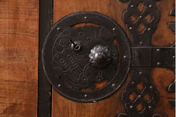 アンティーク　跳覆輪金具　時代の味を感じる欅材製の会津箪笥(重ね箪笥、衣装箪笥、整理箪笥、引き出し)(R-047662)