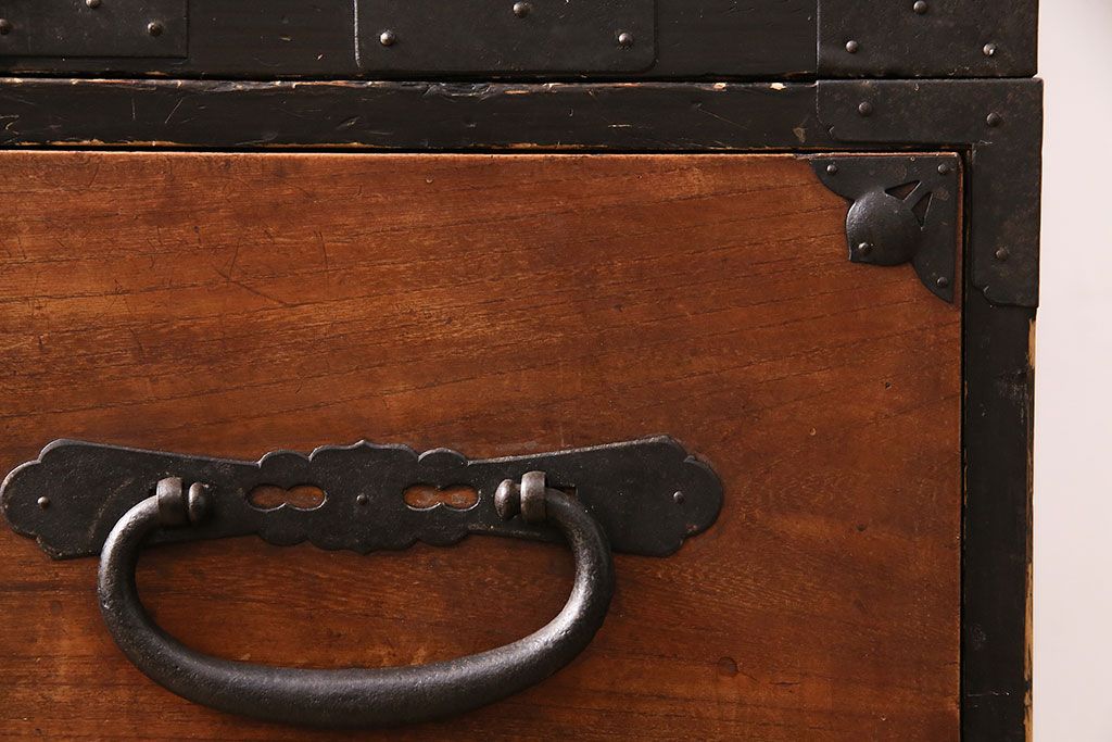 アンティーク　跳覆輪金具　時代の味を感じる欅材製の会津箪笥(重ね箪笥、衣装箪笥、整理箪笥、引き出し)(R-047662)