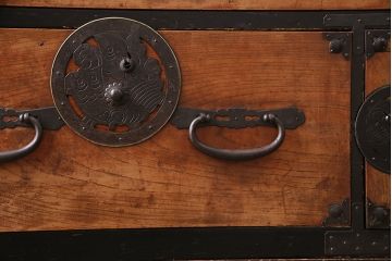 アンティーク　跳覆輪金具　時代の味を感じる欅材製の会津箪笥(ローボード、ローチェスト、衣装箪笥、整理箪笥、引き出し)(R-047663)
