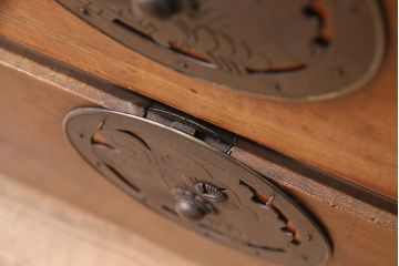 アンティーク　跳覆輪金具　時代の味を感じる欅材製の会津箪笥(ローボード、ローチェスト、衣装箪笥、整理箪笥、引き出し)(R-047664)