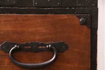 アンティーク　跳覆輪金具　時代の味を感じる欅材製の会津箪笥(ローボード、ローチェスト、衣装箪笥、整理箪笥、引き出し)(R-047664)