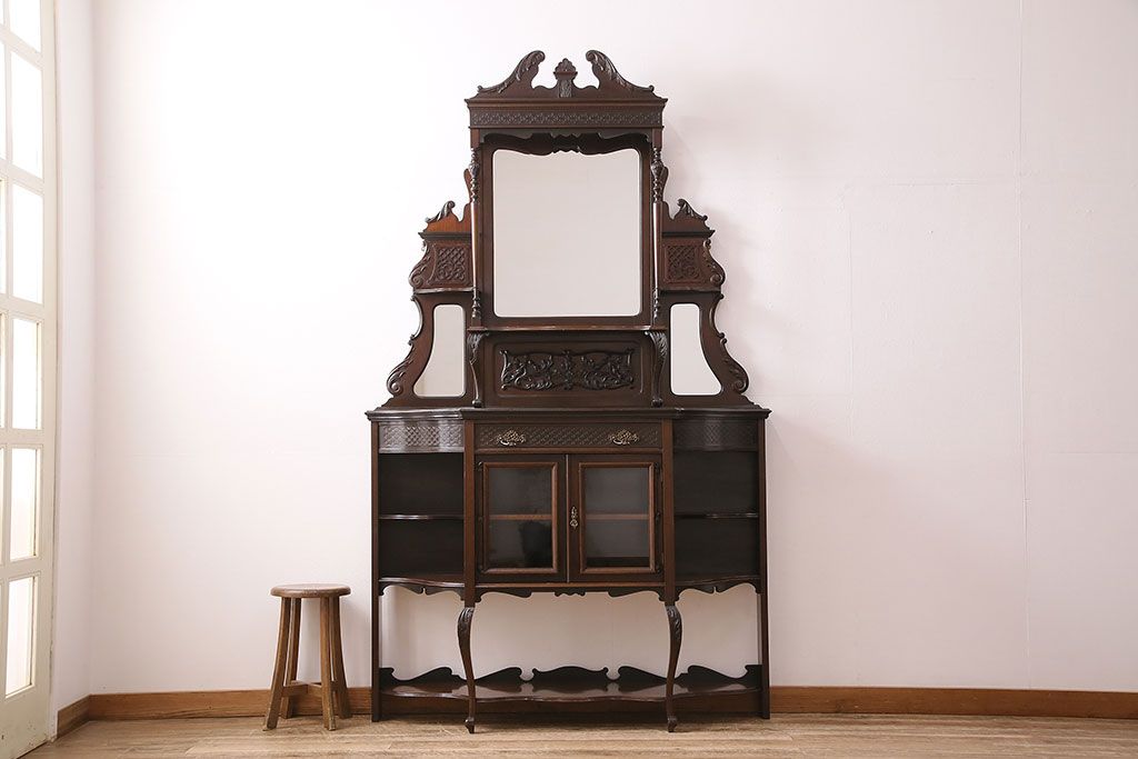 アンティーク　イギリス　エドワーディアン様式　高級品!!　優雅な空間を演出してくれるマホガニー材製のパーラーキャビネット(飾り棚、収納棚)(R-047665)