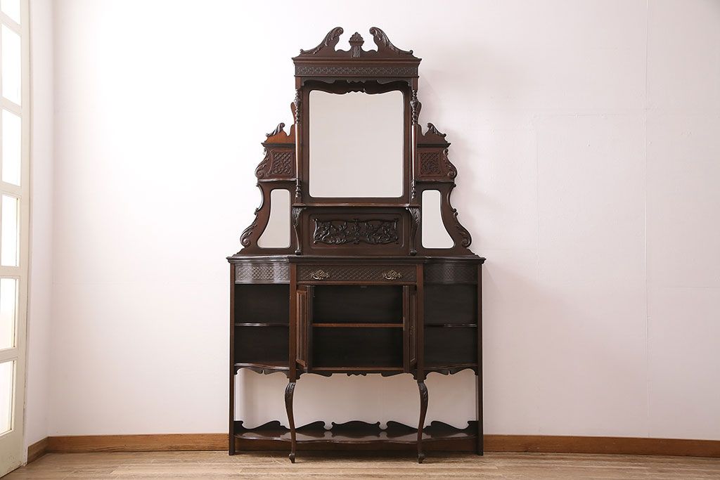 アンティーク　イギリス　エドワーディアン様式　高級品!!　優雅な空間を演出してくれるマホガニー材製のパーラーキャビネット(飾り棚、収納棚)(R-047665)