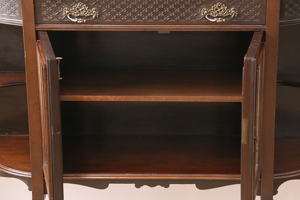 アンティーク　イギリス　エドワーディアン様式　高級品!!　優雅な空間を演出してくれるマホガニー材製のパーラーキャビネット(飾り棚、収納棚)(R-047665)