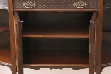 アンティーク　イギリス　エドワーディアン様式　高級品!!　優雅な空間を演出してくれるマホガニー材製のパーラーキャビネット(飾り棚、収納棚)(R-047665)