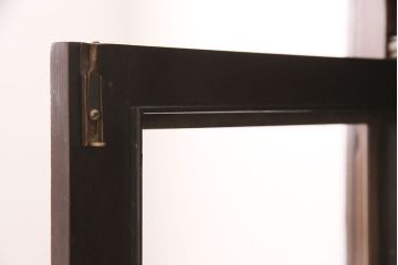 アンティーク　イギリス　エドワーディアン様式　高級品!!　優雅な空間を演出してくれるマホガニー材製のパーラーキャビネット(飾り棚、収納棚)(R-047665)