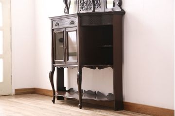 アンティーク　イギリス　エドワーディアン様式　高級品!!　優雅な空間を演出してくれるマホガニー材製のパーラーキャビネット(飾り棚、収納棚)(R-047665)