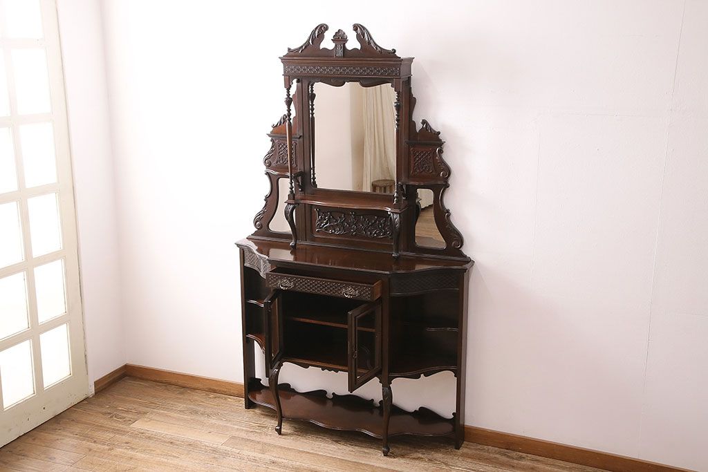 アンティーク　イギリス　エドワーディアン様式　高級品!!　優雅な空間を演出してくれるマホガニー材製のパーラーキャビネット(飾り棚、収納棚)(R-047665)