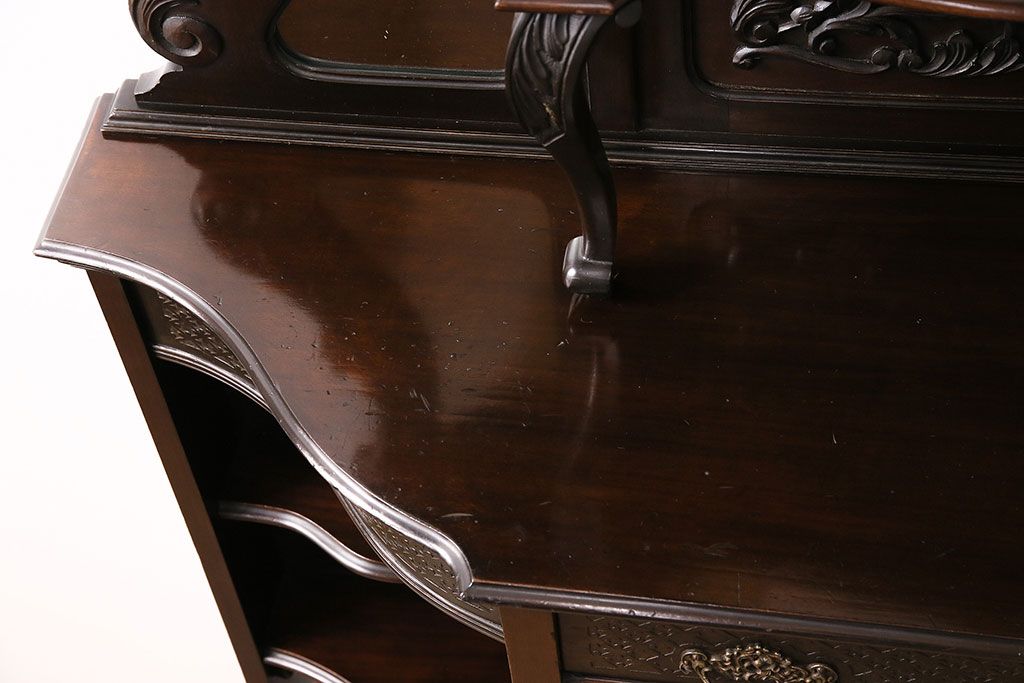 アンティーク　イギリス　エドワーディアン様式　高級品!!　優雅な空間を演出してくれるマホガニー材製のパーラーキャビネット(飾り棚、収納棚)(R-047665)