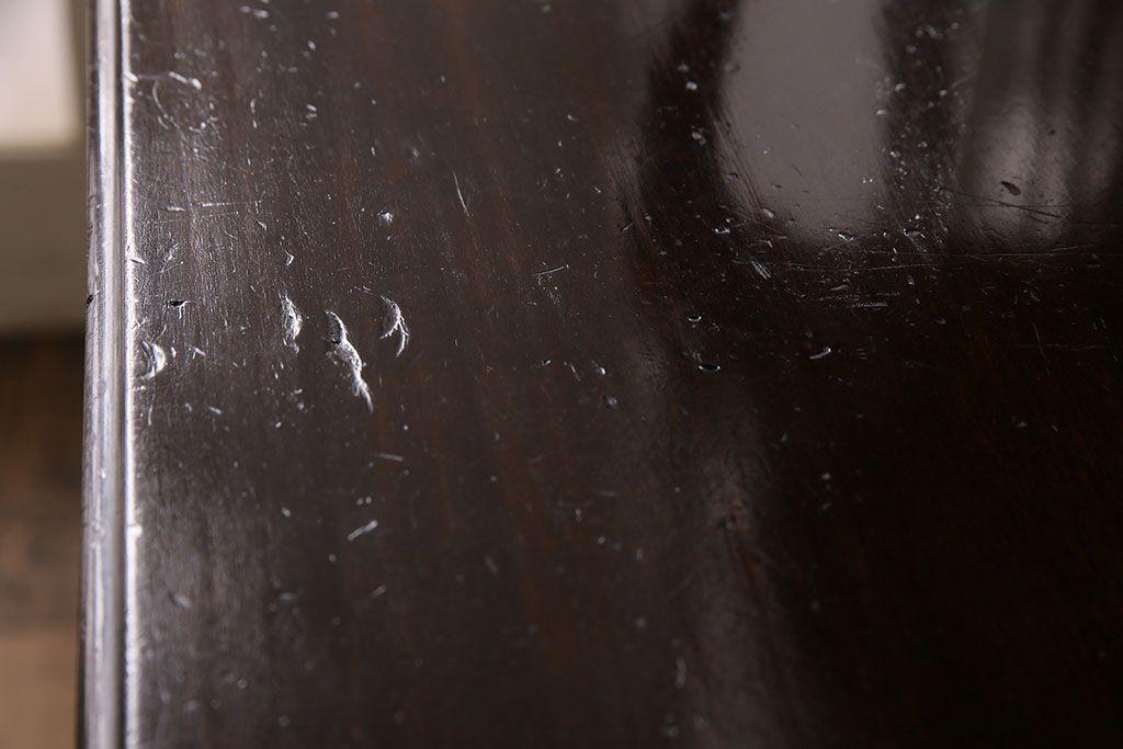 アンティーク　イギリス　エドワーディアン様式　高級品!!　優雅な空間を演出してくれるマホガニー材製のパーラーキャビネット(飾り棚、収納棚)(R-047665)