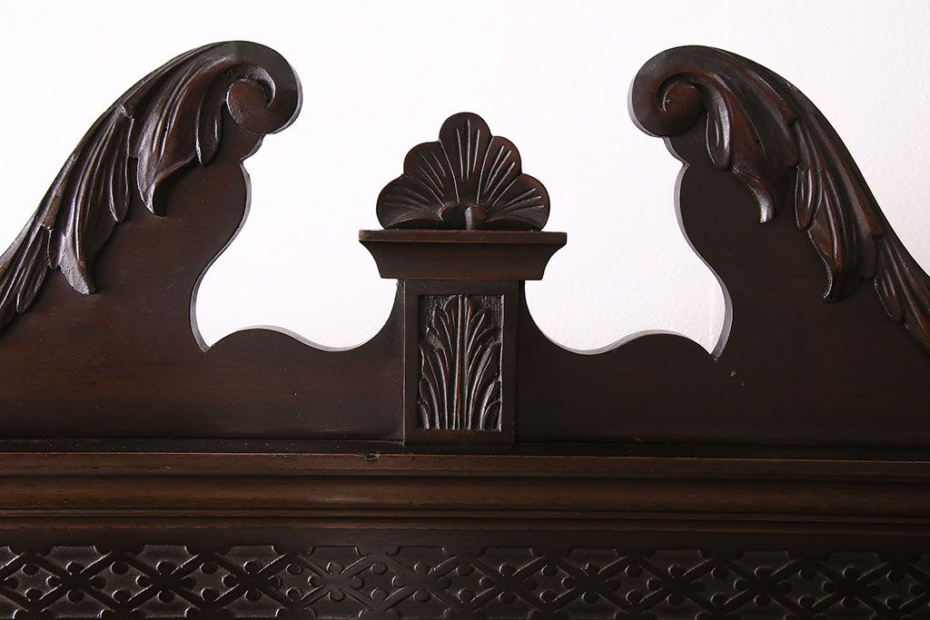 アンティーク　イギリス　エドワーディアン様式　高級品!!　優雅な空間を演出してくれるマホガニー材製のパーラーキャビネット(飾り棚、収納棚)(R-047665)