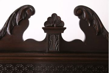 アンティーク　イギリス　エドワーディアン様式　高級品!!　優雅な空間を演出してくれるマホガニー材製のパーラーキャビネット(飾り棚、収納棚)(R-047665)