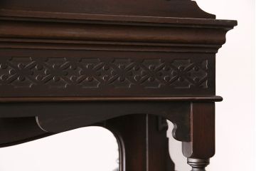 アンティーク　イギリス　エドワーディアン様式　高級品!!　優雅な空間を演出してくれるマホガニー材製のパーラーキャビネット(飾り棚、収納棚)(R-047665)