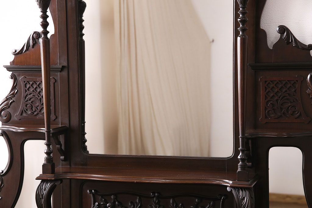 アンティーク　イギリス　エドワーディアン様式　高級品!!　優雅な空間を演出してくれるマホガニー材製のパーラーキャビネット(飾り棚、収納棚)(R-047665)