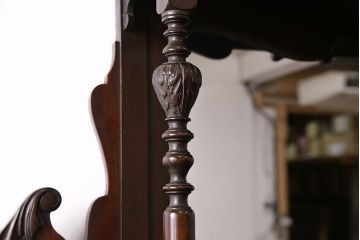 アンティーク　イギリス　エドワーディアン様式　高級品!!　優雅な空間を演出してくれるマホガニー材製のパーラーキャビネット(飾り棚、収納棚)(R-047665)