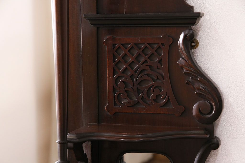 アンティーク　イギリス　エドワーディアン様式　高級品!!　優雅な空間を演出してくれるマホガニー材製のパーラーキャビネット(飾り棚、収納棚)(R-047665)