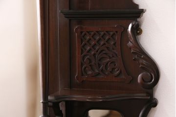 アンティーク　イギリス　エドワーディアン様式　高級品!!　優雅な空間を演出してくれるマホガニー材製のパーラーキャビネット(飾り棚、収納棚)(R-047665)