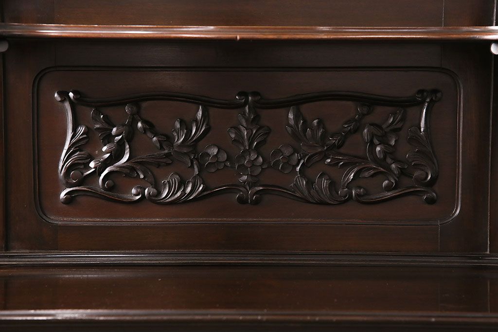 アンティーク　イギリス　エドワーディアン様式　高級品!!　優雅な空間を演出してくれるマホガニー材製のパーラーキャビネット(飾り棚、収納棚)(R-047665)