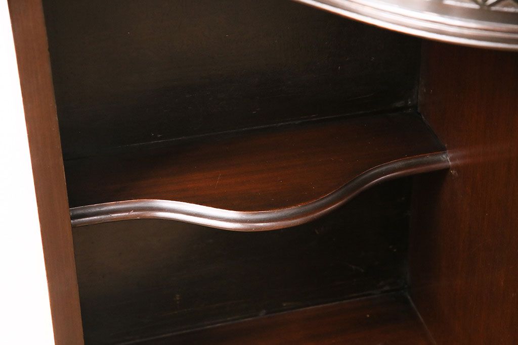 アンティーク　イギリス　エドワーディアン様式　高級品!!　優雅な空間を演出してくれるマホガニー材製のパーラーキャビネット(飾り棚、収納棚)(R-047665)