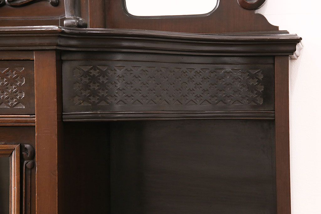 アンティーク　イギリス　エドワーディアン様式　高級品!!　優雅な空間を演出してくれるマホガニー材製のパーラーキャビネット(飾り棚、収納棚)(R-047665)