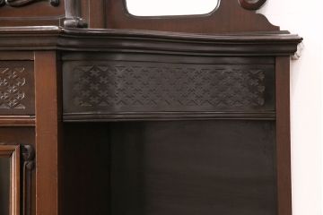 アンティーク　イギリス　エドワーディアン様式　高級品!!　優雅な空間を演出してくれるマホガニー材製のパーラーキャビネット(飾り棚、収納棚)(R-047665)