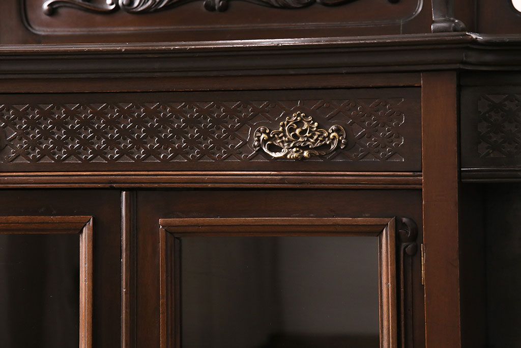 アンティーク　イギリス　エドワーディアン様式　高級品!!　優雅な空間を演出してくれるマホガニー材製のパーラーキャビネット(飾り棚、収納棚)(R-047665)