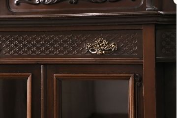 アンティーク　イギリス　エドワーディアン様式　高級品!!　優雅な空間を演出してくれるマホガニー材製のパーラーキャビネット(飾り棚、収納棚)(R-047665)