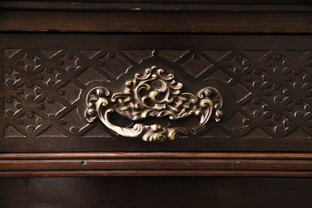 アンティーク　イギリス　エドワーディアン様式　高級品!!　優雅な空間を演出してくれるマホガニー材製のパーラーキャビネット(飾り棚、収納棚)(R-047665)