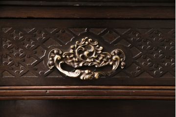 アンティーク　イギリス　エドワーディアン様式　高級品!!　優雅な空間を演出してくれるマホガニー材製のパーラーキャビネット(飾り棚、収納棚)(R-047665)