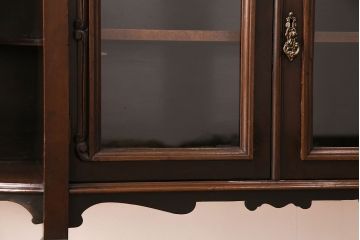 アンティーク　イギリス　エドワーディアン様式　高級品!!　優雅な空間を演出してくれるマホガニー材製のパーラーキャビネット(飾り棚、収納棚)(R-047665)