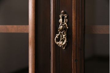 アンティーク　イギリス　エドワーディアン様式　高級品!!　優雅な空間を演出してくれるマホガニー材製のパーラーキャビネット(飾り棚、収納棚)(R-047665)