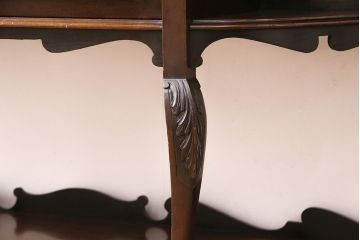 アンティーク　イギリス　エドワーディアン様式　高級品!!　優雅な空間を演出してくれるマホガニー材製のパーラーキャビネット(飾り棚、収納棚)(R-047665)