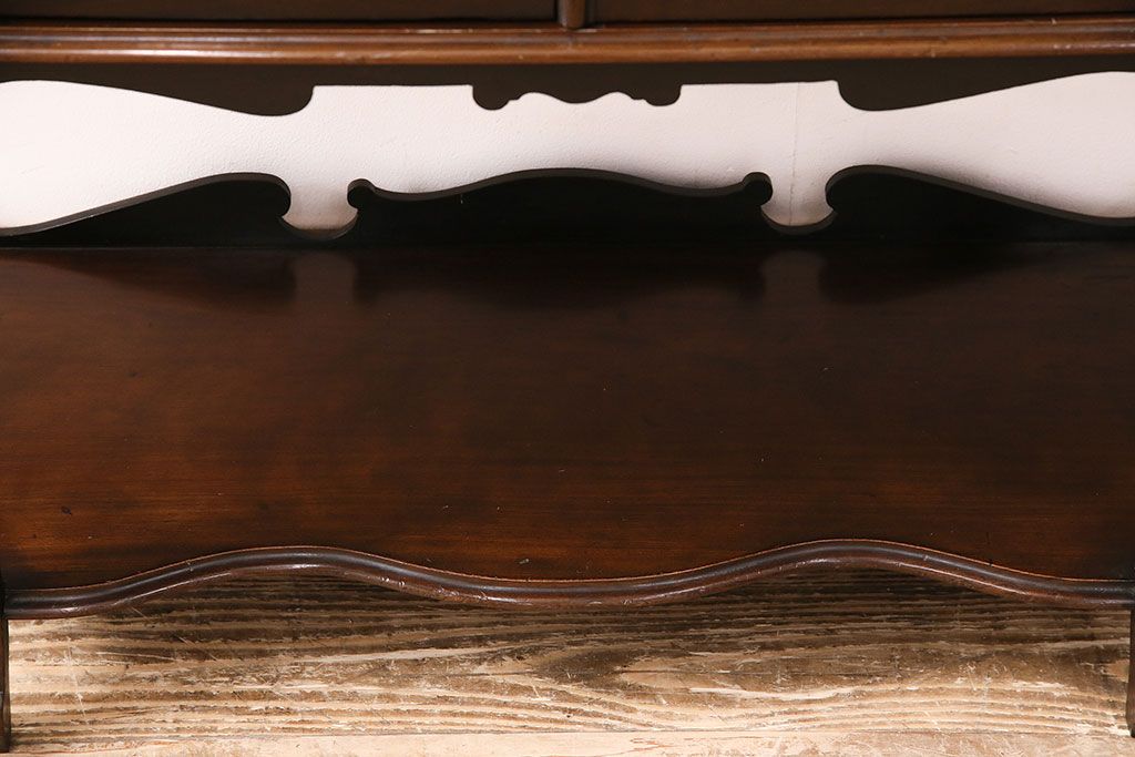 アンティーク　イギリス　エドワーディアン様式　高級品!!　優雅な空間を演出してくれるマホガニー材製のパーラーキャビネット(飾り棚、収納棚)(R-047665)