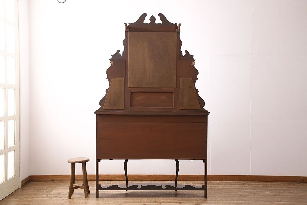 アンティーク　イギリス　エドワーディアン様式　高級品!!　優雅な空間を演出してくれるマホガニー材製のパーラーキャビネット(飾り棚、収納棚)(R-047665)