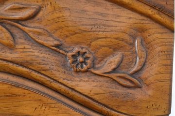 中古　アメリカ輸入モデル　DREXEL HERITAGE(ドレクセルヘリテイジ)　エレガントな佇まいが魅力的な縦長シルエットのキュリオケース(飾り棚、コレクションケース、ガラスケース)(R-047666)