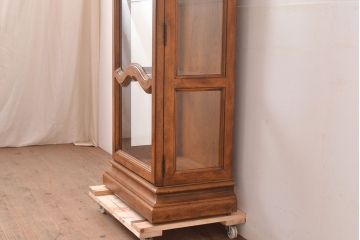 中古　アメリカ輸入モデル　DREXEL HERITAGE(ドレクセルヘリテイジ)　エレガントな佇まいが魅力的な縦長シルエットのキュリオケース(飾り棚、コレクションケース、ガラスケース)(R-047666)