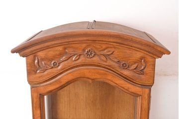 中古　アメリカ輸入モデル　DREXEL HERITAGE(ドレクセルヘリテイジ)　エレガントな佇まいが魅力的な縦長シルエットのキュリオケース(飾り棚、コレクションケース、ガラスケース)(R-047666)