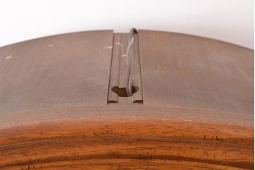 中古　アメリカ輸入モデル　DREXEL HERITAGE(ドレクセルヘリテイジ)　エレガントな佇まいが魅力的な縦長シルエットのキュリオケース(飾り棚、コレクションケース、ガラスケース)(R-047666)