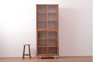 和製アンティーク　ラワン材　昭和レトロ　懐かしさ漂うシンプルなデザインの重ねガラス戸棚(キャビネット、収納棚、本箱、飾り棚)(R-047668)