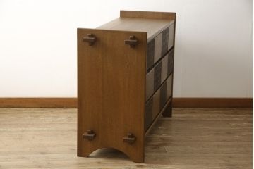 中古　工芸家具　ツートーンカラーの引き出しがお洒落なナラ無垢(オーク)材製チェスト(引き出し、衣装箪笥)(定価約35万円)(R-047672)