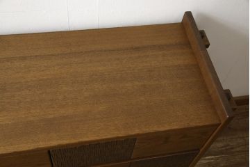 中古　工芸家具　ツートーンカラーの引き出しがお洒落なナラ無垢(オーク)材製チェスト(引き出し、衣装箪笥)(定価約35万円)(R-047672)