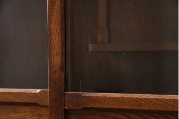 アンティーク　前面ケヤキ材製　凛とし佇まいが上質な空間を演出してくれる茶箪笥(茶棚、飾り棚、収納棚)(R-047683)