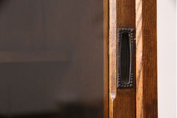 アンティーク　前面ケヤキ材製　凛とし佇まいが上質な空間を演出してくれる茶箪笥(茶棚、飾り棚、収納棚)(R-047683)