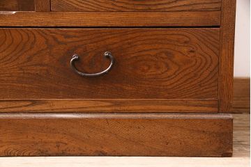 アンティーク　前面ケヤキ材製　凛とし佇まいが上質な空間を演出してくれる茶箪笥(茶棚、飾り棚、収納棚)(R-047683)